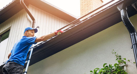 Why-Should-You-Never-Clean-Your-Gutters-On-Your-Own img